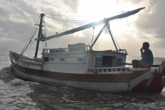 Ultrapassando outro barco durante a viagem entre Apicum Açu e a Ilha de Lençóis, nas Reentrâncias Maranhenses - MA